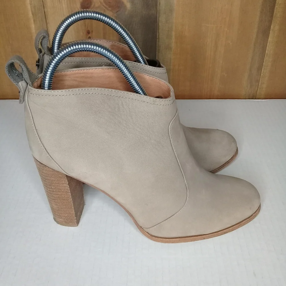 Louise et Cie Stacie Taupe Tan Suede Stacked Hee Pull On Bootie Sz 8.5